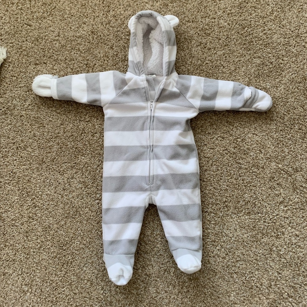 Old Navy White And Grey Bunting outfit Size 3-6 Months